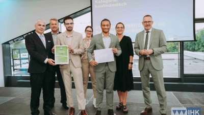 In der Kategorie „Kaufmännische Berufe” sahnen beim Azubi-Video-Contest der IHK die Bankkaufleute der VR Bank Bayreuth-Hof eG ab. Das Foto zeigt das Siegerteam mit IHK-Präsidenten Dr. Michael Waasner (links) und Wolfram Brehm (rechts). (Foto: Ochsenfoto)