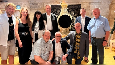 Florian André Unterburger (Festival150), Anna Hirt (Künstlerin), Monika Pellkofer (Regionalmanagerin der Region Bayreuth), Klaus Bauer (Vertreter des Landrats, Landkreis Bayreuth), Holger Bär (Erster Bürgermeister Goldkronach), Klaus-Dieter Nitzsche (Erster Vorsitzender des Museumsvereins Goldkronach)<br>knieend: Thomas Brix (Künstler), Wieland Pietsch (Zweiter Bürgermeister der Stadt Goldkronach), Volker Wunderlich (Künstler) (Foto: Region Bayreuth)
