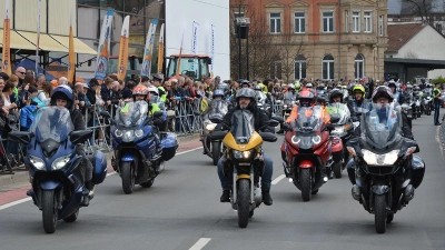 Viele Menschen auf und neben den Straßen bei der Kulmbacher Motorradsternfahrt. (Archivbild: Kulmbacher Brauerei)