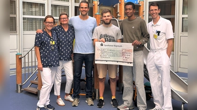 V.l.: Ilona Golla, Pädagogische Leitung der Kinderklinik Bayreuth, und ihre Kollegin Heike Kugas, Fred Thiele, Sportlehrer am Richard-Wagner-Gymnasium und Leiter des P-Seminars, die beiden Schüler Felix Dellermann und Attila Popp sowie Prof. Dr. Patrick Morhart, Direktor der Kinderklinik am Klinikum Bayreuth. (Foto: red )