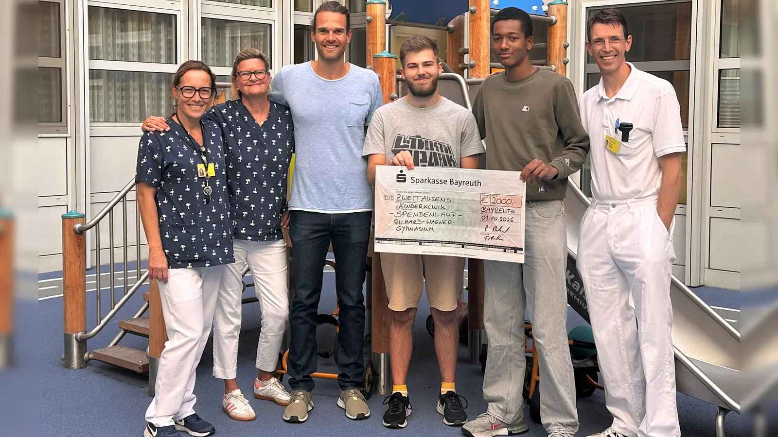 V.l.: Ilona Golla, Pädagogische Leitung der Kinderklinik Bayreuth, und ihre Kollegin Heike Kugas, Fred Thiele, Sportlehrer am Richard-Wagner-Gymnasium und Leiter des P-Seminars, die beiden Schüler Felix Dellermann und Attila Popp sowie Prof. Dr. Patrick Morhart, Direktor der Kinderklinik am Klinikum Bayreuth. (Foto: red )