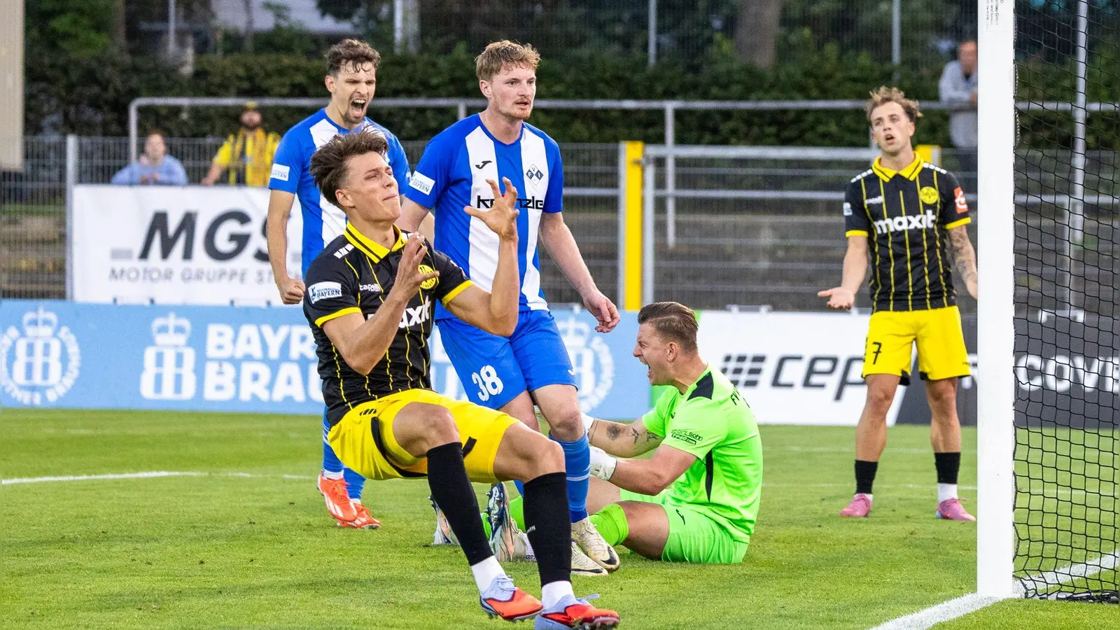 Ähnlich zum Verzweifeln wie die Partie in der Hinrunde (Bild, 1:5 am 1. August) war auch die heutige Partie der SpVgg Bayreuth beim FV Illertissen. (Foto: Archiv/Dirk Ellmer)