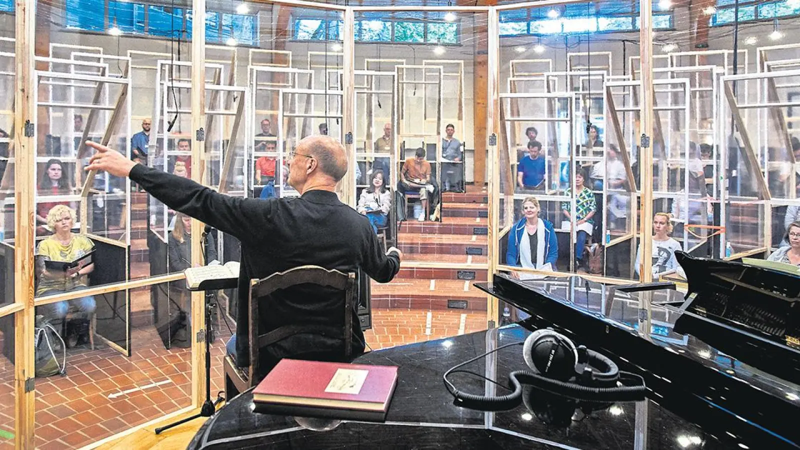 Lokalnachrichten in Bayreuth: Der zweigeteilte Chor (Foto: Bayreuther Festspiele)