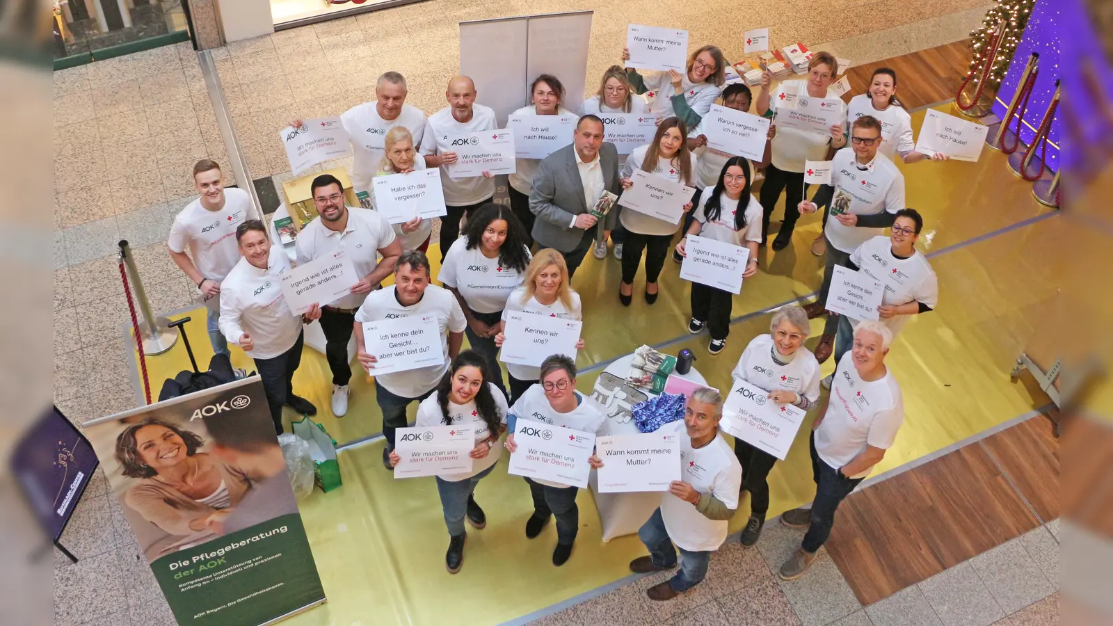 Markus Ruckdeschel (BRK-Kreisgeschäftsführer Bayreuth), Melanie Heinlein-Lodes (AOK-Direktorin Bayreuth-Kulmbach) und Elke Lindner (Heimleitung BRK-Altstadtpark und BRK-Demenzexpertin). (Foto: Florian Förster / BRK-Bayreuth&nbsp;)