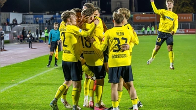 Wie zuletzt gegen die zweite Mannschaft des FC Augsburg (Bild) will die SpVgg Bayreuth auch am Freitag im Heimspiel gegen den TSV Aubstadt wieder einen Sieg bejubeln. (Foto: Archiv/Dirk Ellmer)