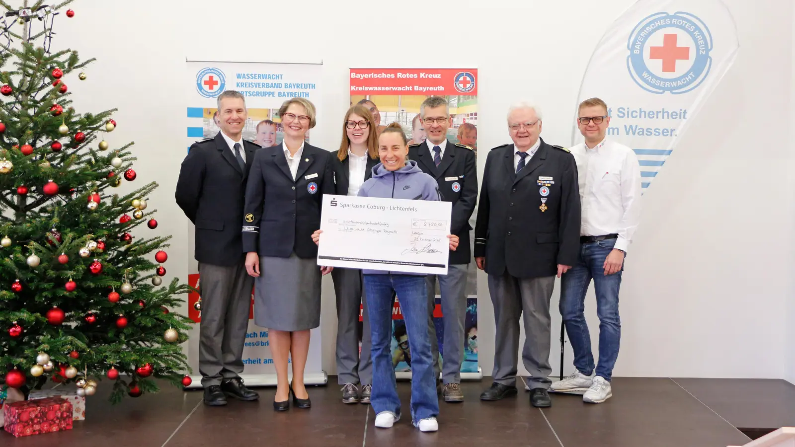 Arne Peplau (2. stv. Vorsitzender Wasserwacht Ortgruppe Bayreuth), Karil Diehl (Vorsitzende Wasserwacht Ortsgruppe Bayreuth), Sophia Lugert (Jugendleiterin der Wasserwacht Ortsgruppe Bayreuth), Anne Haug, Ulrich Brenner (1. stv. Vorsitzender der Wasserwacht Ortsgruppe Bayreuth), Hans Joachim Seibel (Vorsitzender der Kreiswasserwacht Bayreuth) und Markus Ruckdeschel (BRK-Kreisgeschäftsführer Bayreuth). (Foto: Tobias Schif/ BRK-Bayreuth)