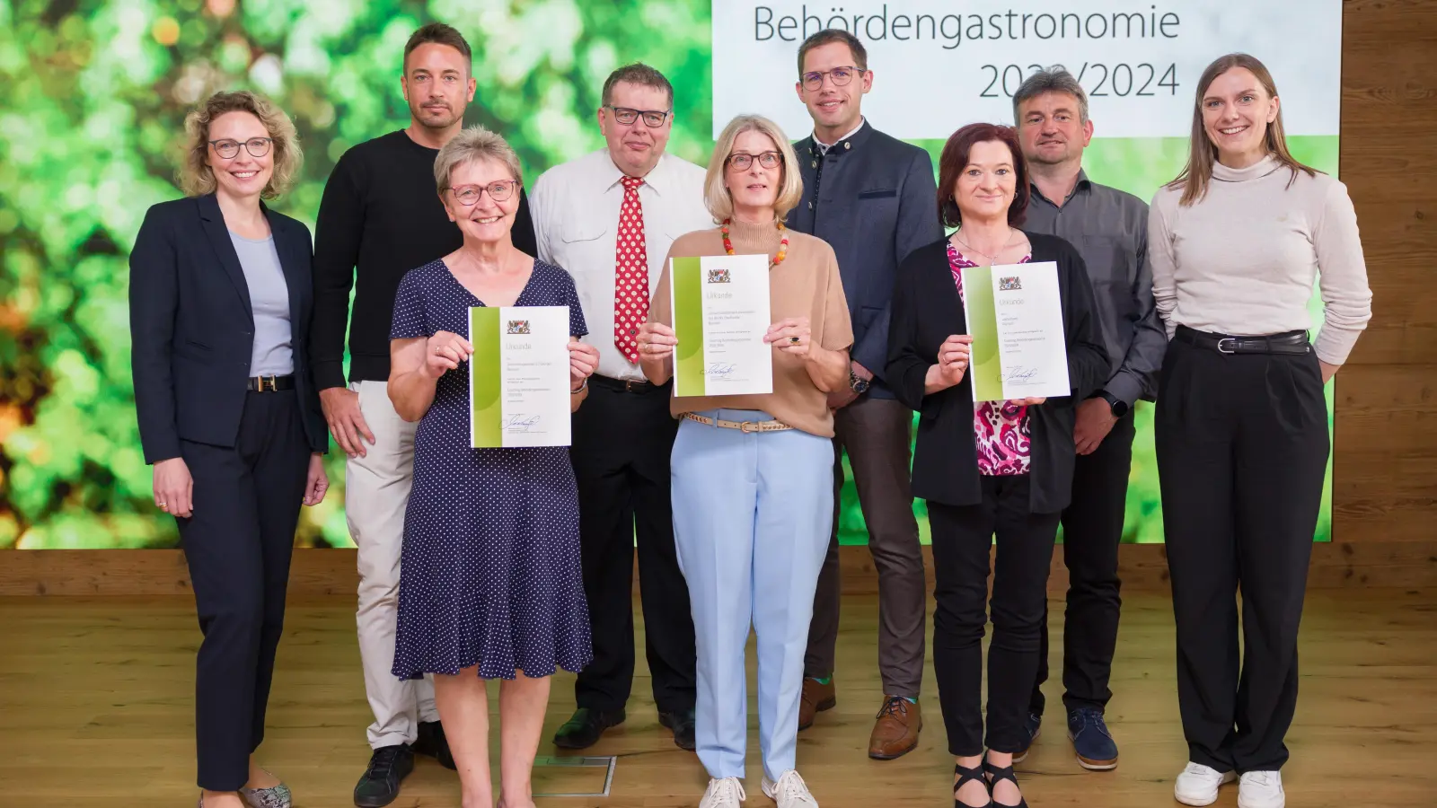 V. l. Alexandra Schenk (StMELF) mit den oberfränkischen Teilnehmern: Michael Kuhla, Maria Anna Kerscher, Harald Bauer (JVA Bayreuth), Walburga Schwarz und Sebastian Thiem (Landwirtschaftliche Lehranstalten Bayreuth), Andrea Weiß und Harald Barthelmann (Landratsamt Bayreuth) und Coach Julia Thiem. (Foto: Hauke Seyfarth/StMELF)