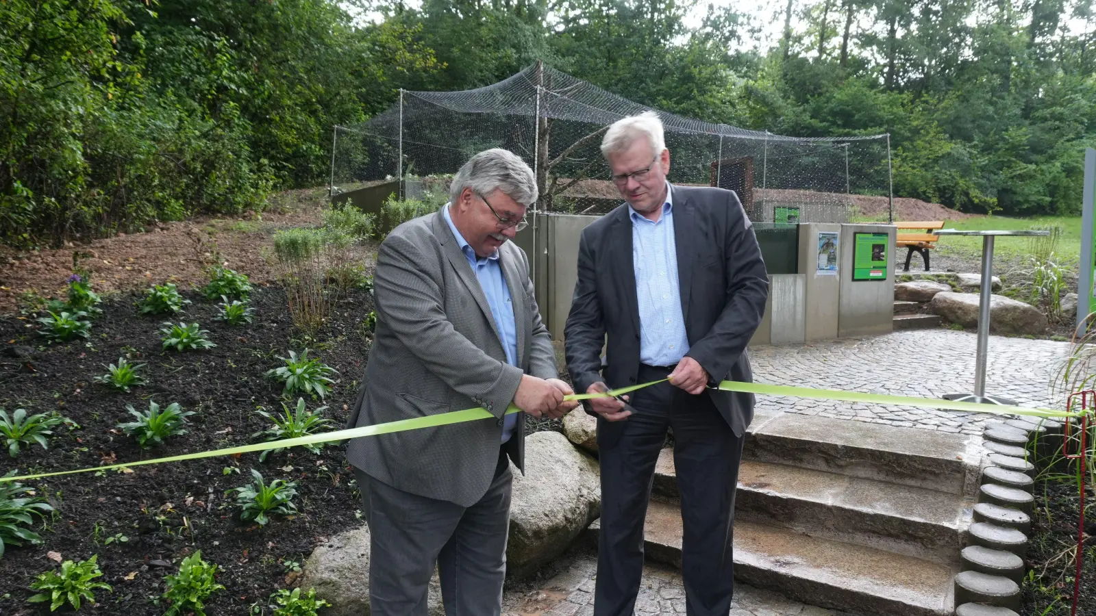 Oberbürgermeister Thomas Ebersberger (rechts) und Stadtgartenamtsleiter Robert Pfeifer. (Foto: Stadt Bayreuth)