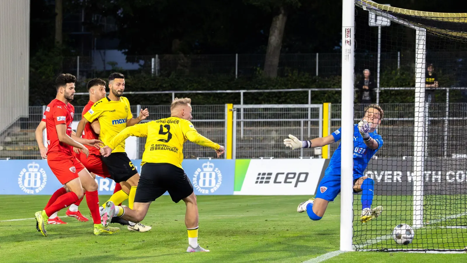 Thomas Winklbauer (Trikotnummer 9) brachte die Altstadt unmittelbar nach der Halbzeitpause mit 1:0 in Führung. (Foto: Dirk Ellmer)