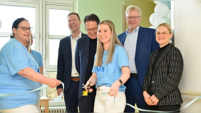 Offiziell eröffnet: Landrat Florian Wiedemann, Klinikum-Geschäftsführer Dietmar Pawlik, Oberbürgermeister Thomas Ebersberger und Pflegedirektorin Franziska Maidorn sehen in der Bayreuther Ausbildungsstation in Eigenverantwortung ein wichtiges Zukunftsprojekt. Das Band durchschneiden stellvertretend für das gesamte BASE-Team Stationsleitung Kathrin Hümmer und Lea Ohnemüller (Foto: BRK Bayreuth)