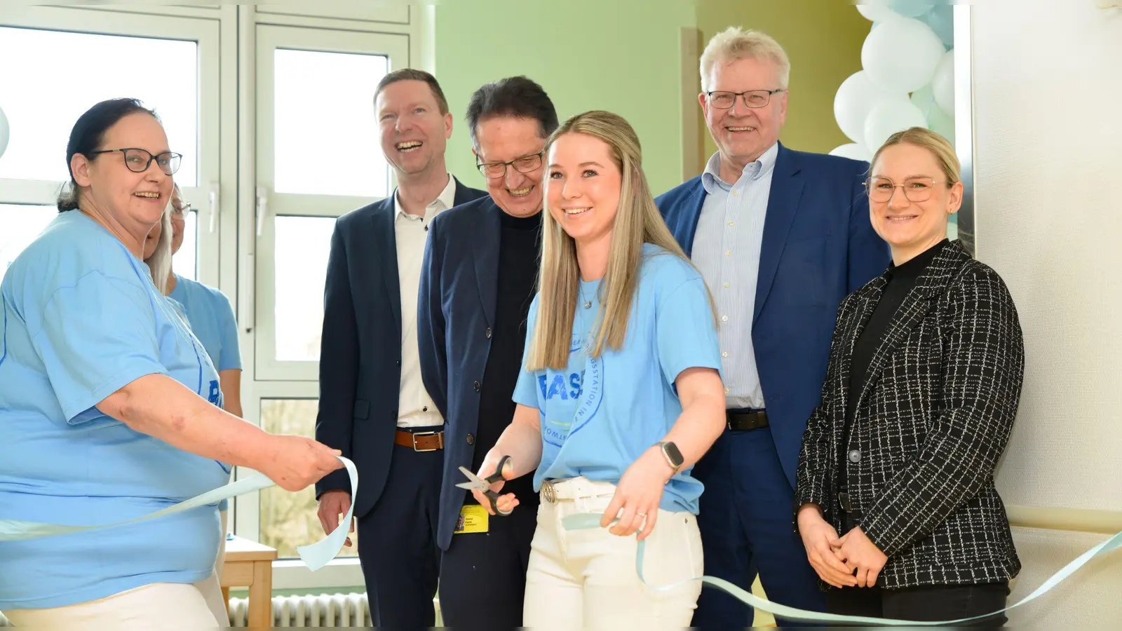 Offiziell eröffnet: Landrat Florian Wiedemann, Klinikum-Geschäftsführer Dietmar Pawlik, Oberbürgermeister Thomas Ebersberger und Pflegedirektorin Franziska Maidorn sehen in der Bayreuther Ausbildungsstation in Eigenverantwortung ein wichtiges Zukunftsprojekt. Das Band durchschneiden stellvertretend für das gesamte BASE-Team Stationsleitung Kathrin Hümmer und Lea Ohnemüller (Foto: BRK Bayreuth)