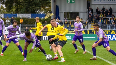 An die starke kämpferische Leistung im Heimspiel gegen Würzburg (Bild) will die SpVgg Bayreuth in der schwierigen Auswärtspartie bei Spitzenreiter SpVgg Unterhaching anknüpfen. (Foto: Dirk Ellmer)