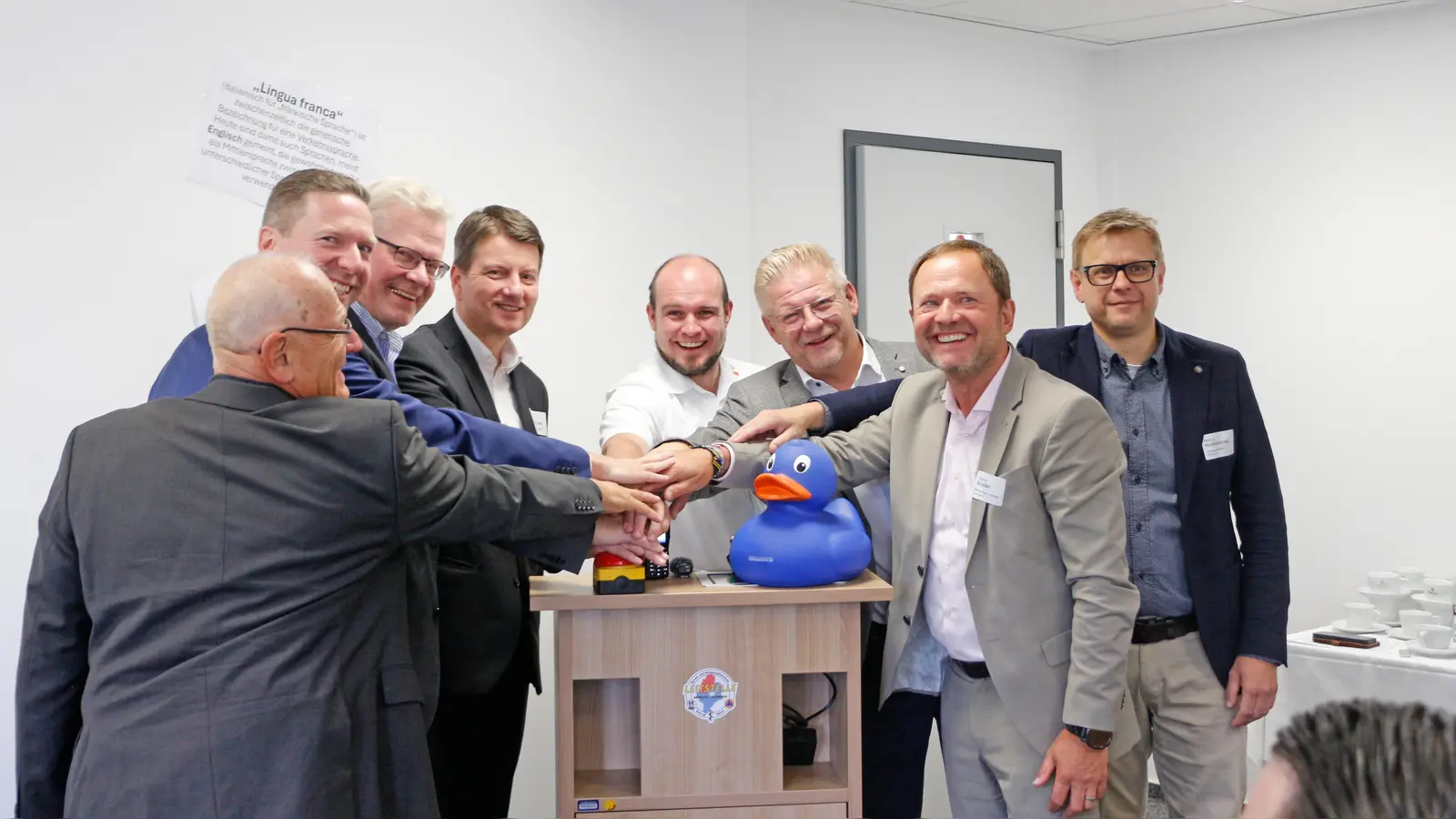 V.l.: Peter Herzing, Vorsitzender BRK-Kreisverband Bayreuth, Landrat Florian Wiedermann, OB Thomas Ebersberger, StSekr. Bay. StMI Sandro Kirchner, Christopher Häfner, Leiter ILS Bayreuth/Kulmbach, Frank Wilzok, Verbandsrat ZRF und 2. BGM Kulmbach, Günter Schober, Bevollmächtigter des Vorstandes AOK Bayern und Markus Ruckdeschel, Kreisgeschäftsführer BRK-Kreisverband Bayreuth. 	 Foto: Tobias Schif / BRK Bayreuth (Foto: Tobias Schif / BRK Bayreuth)
