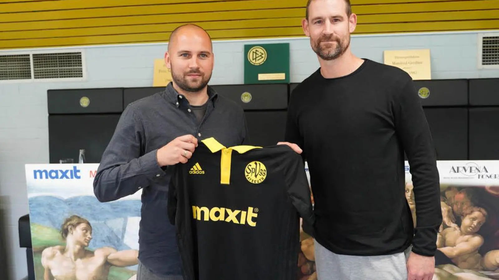 Im Bild: SPVGG Geschäftsführer Jörg Schmalfuß, der neue Trainer Thomas Kleine. (Foto: Stefan Dörfler)