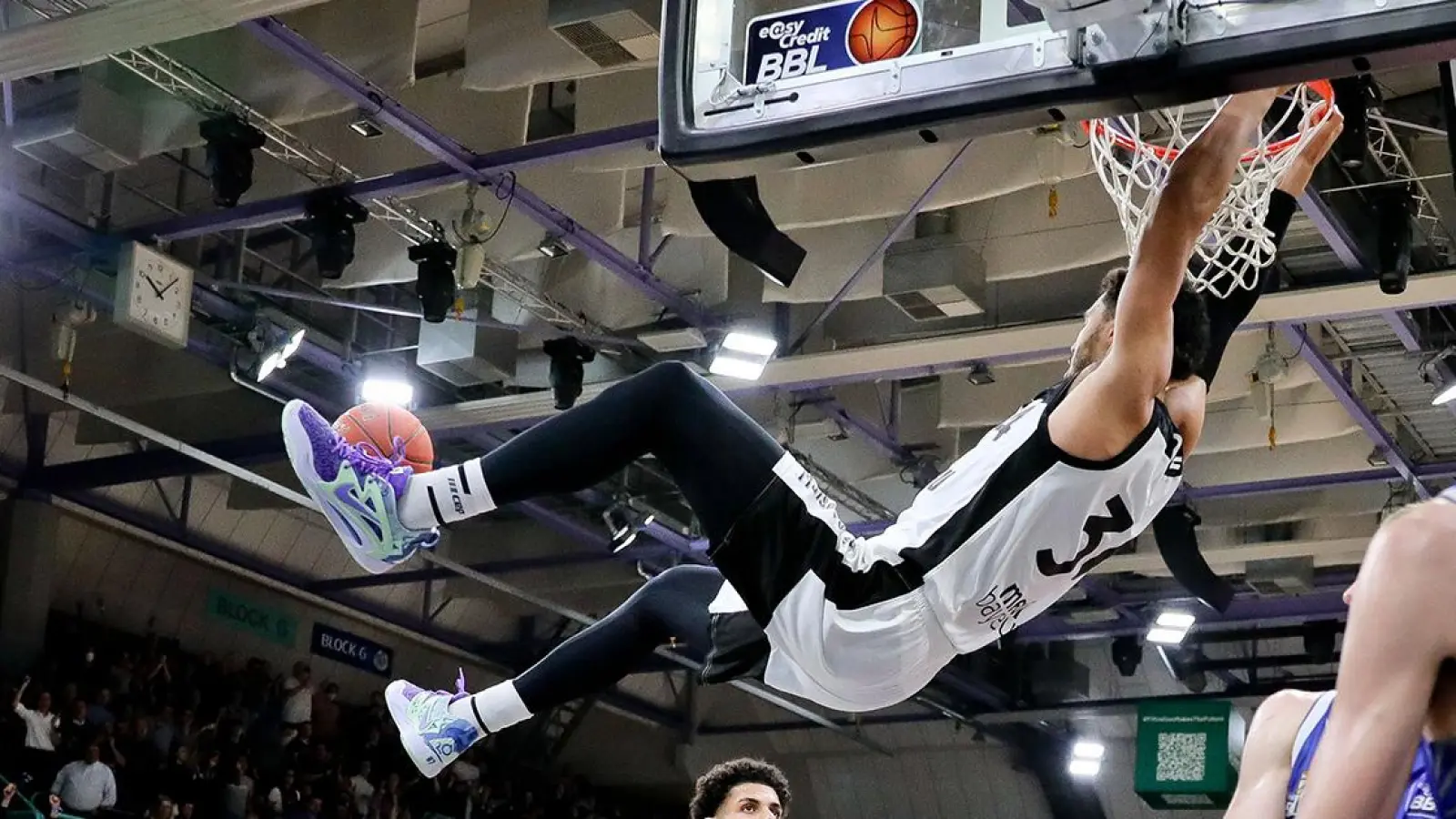 Jackson Rowe punktet spektakulär mit einem Dunk. Bild: Ochsenfoto.de (Foto: Archiv Ochsenfoto.de)