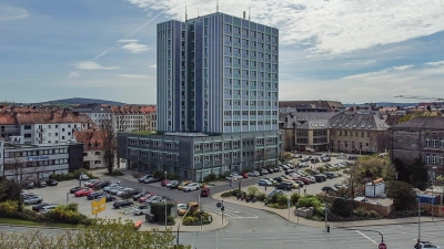 Das Bayreuther Rathaus mit seinem Parkplatz zwischen VR-Bank (links) und Graserschule (rechts): Es bleibt wohl beim Parkplatz. (Foto: Dörfler)