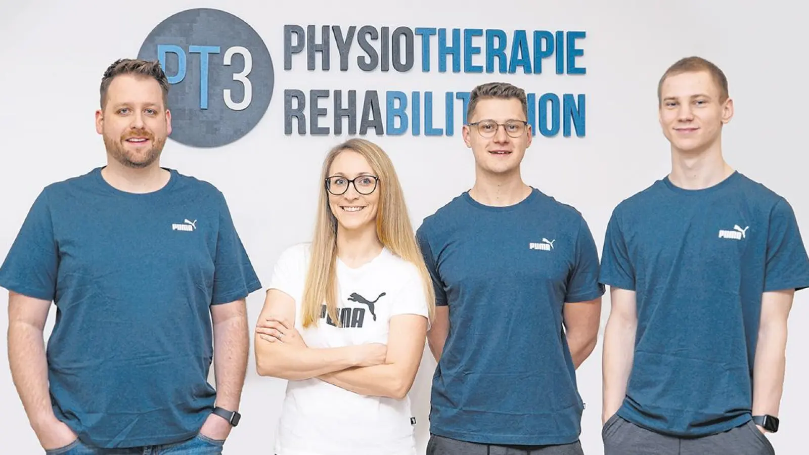 Kevin Schneider (li.) und sein Team freuen sich, ihre Patient:innen in der neuen Praxis in der Hugenottenstraße 36 begrüßen zu dürfen. (Foto: Dörfler)
