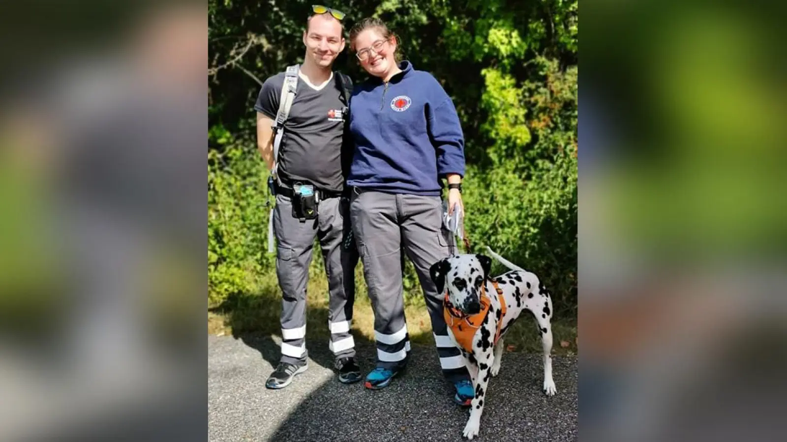Angehende BRK Rettungshündin Luna und ihre beiden Hundeführer Vanessa Schielke (r.) und Maximilian Neumärkter (l.) nach der Absolvierung des Eignungstests zum Rettungshund. (Foto: red)
