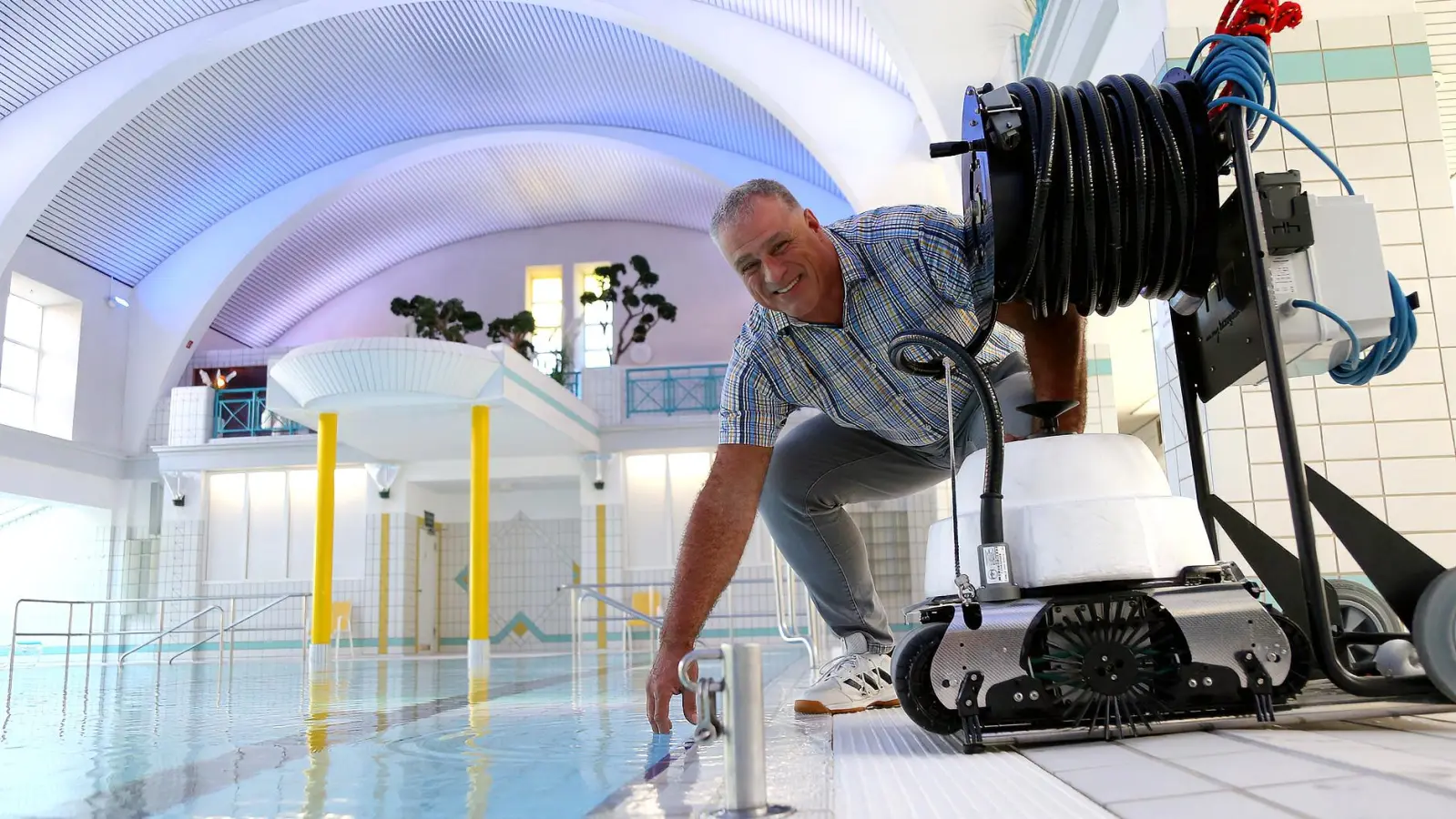 Für Stadtbadleiter Thomas Schmeer und sein Team bringt die neue Technik eine deutlich bessere Übersicht. Die Wasseraufbereitung lässt sich genauer regulieren. (Foto: red)