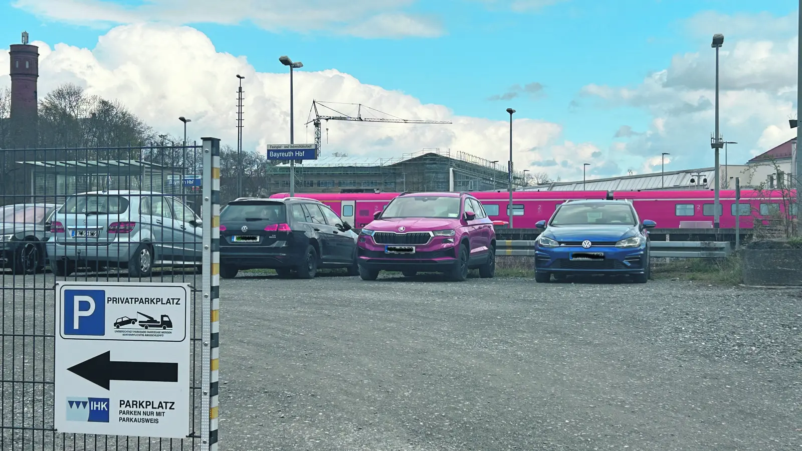 Der frühere Pendler-Parkplatz, links neben dem Bahnhofsgebäude, ist inzwischen in Parzellen aufgeteilt und wird privat genutzt.  (Foto: Munzert )