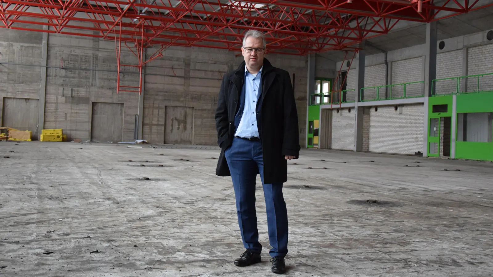 Martin Dannhäußer, Bürgermeister und Vorsitzender des Schulverbandes in Creußen, in der Turnhallen-Baustelle. (Foto: jle)