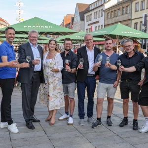 Bestes Wetter und gute Laune beim Auftakt des 12. Bayreuther Weinfestes.  (Foto: sd)