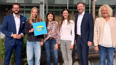 Oberbürgermeister Dr. Andreas Zippel, die beiden Fairtrade-Jugendbotschafterinnen der Region Bayreuth Marie Weber und Magdalena Herzing, Sara Ogrissek vom Verein BildungsArbeit Global Sozial Oberfranken e.V., Landrat Florian Wiedeman sowie Kirstin Wolf, Koordinatorin für Oberfranken-Ost des Netzwerks „Eine Welt“. (Foto: Landkreis Bayreuth)
