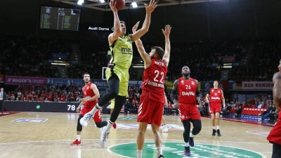 Reid Travis auf dem Weg zum Korb. (Foto: Peter Kolb)