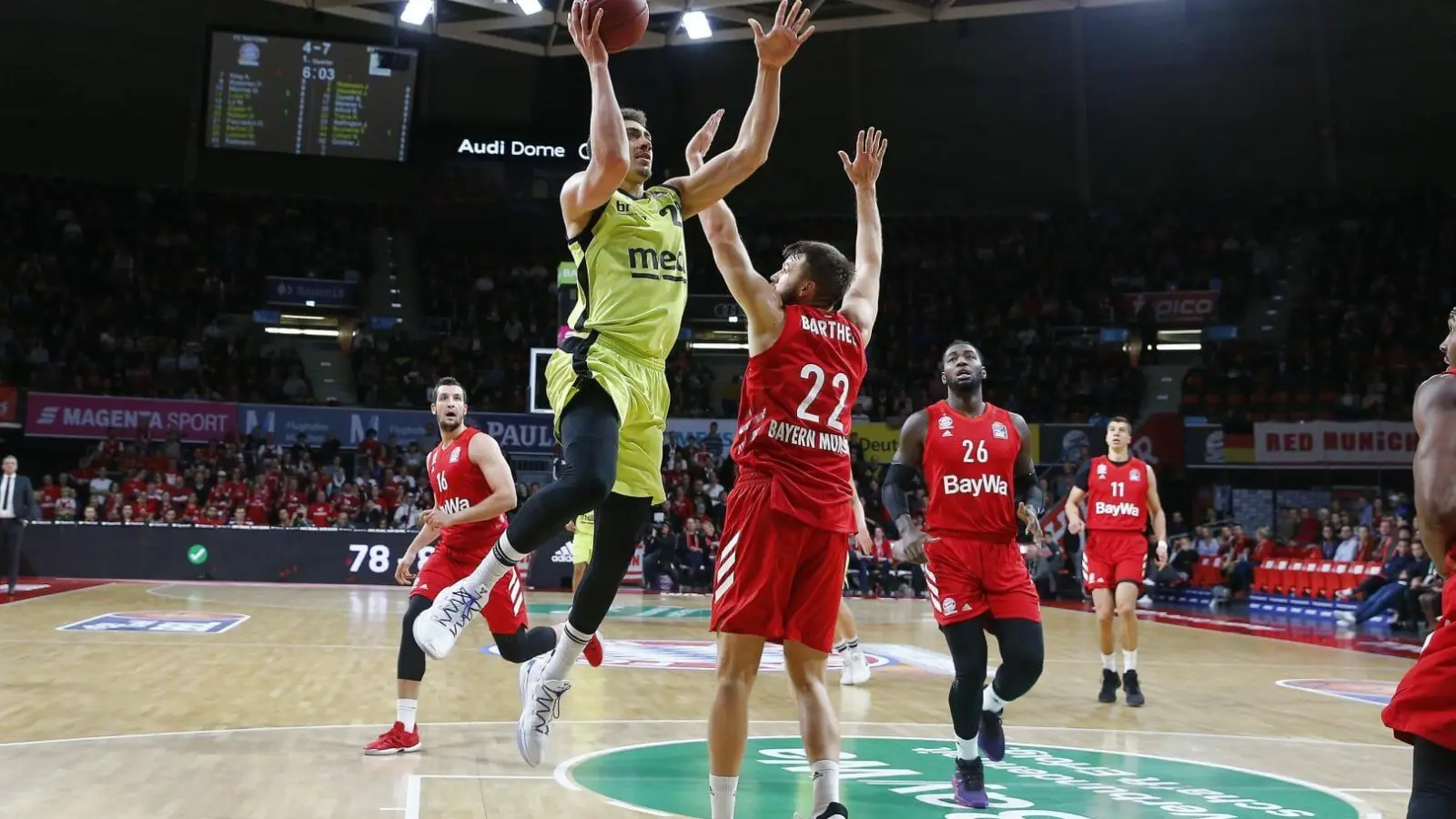 Reid Travis auf dem Weg zum Korb. (Foto: Peter Kolb)