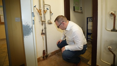 Dritter Bürgermeister Stefan Schuh machte sich in der Städtischen Wirtschaftsschule ein Bild von den Reparaturarbeiten in den Osterferien. (Foto: Stadt Bayreuth )