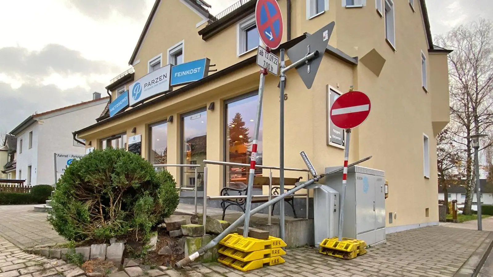 Der Mann verlor vor der Metzgerei Parzen in der Tannhäuserstraße die Kontrolle über sein Auto. (Foto: Lenkeit)