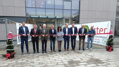 Neben Landrat Florian Wiedemann (3. v. rechts) waren unter anderem auch Bayerns Umweltminister Thorsten Glauber (4. v. links), Regierungsvizepräsident Thomas Engel (3. v. l.), Landtagsabgeordneter Tim Pargent (rechts), Bürgermeister Hartmut Stern (4. v .r.) und Schulleiterin Christine Betz vertreten.  (Foto: red)