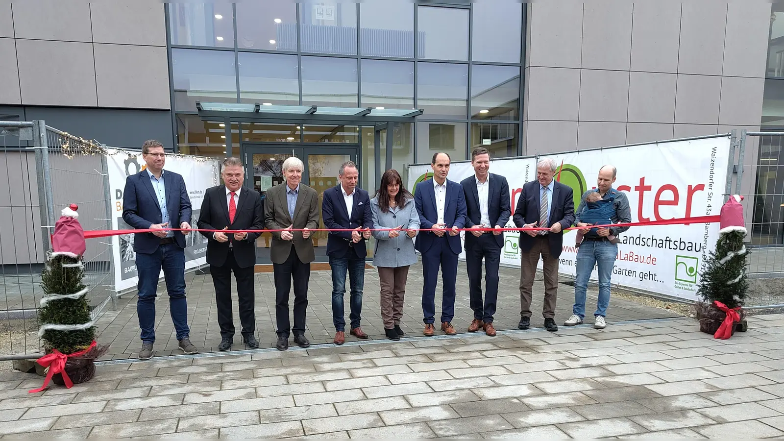 Neben Landrat Florian Wiedemann (3. v. rechts) waren unter anderem auch Bayerns Umweltminister Thorsten Glauber (4. v. links), Regierungsvizepräsident Thomas Engel (3. v. l.), Landtagsabgeordneter Tim Pargent (rechts), Bürgermeister Hartmut Stern (4. v .r.) und Schulleiterin Christine Betz vertreten.&nbsp; (Foto: red)