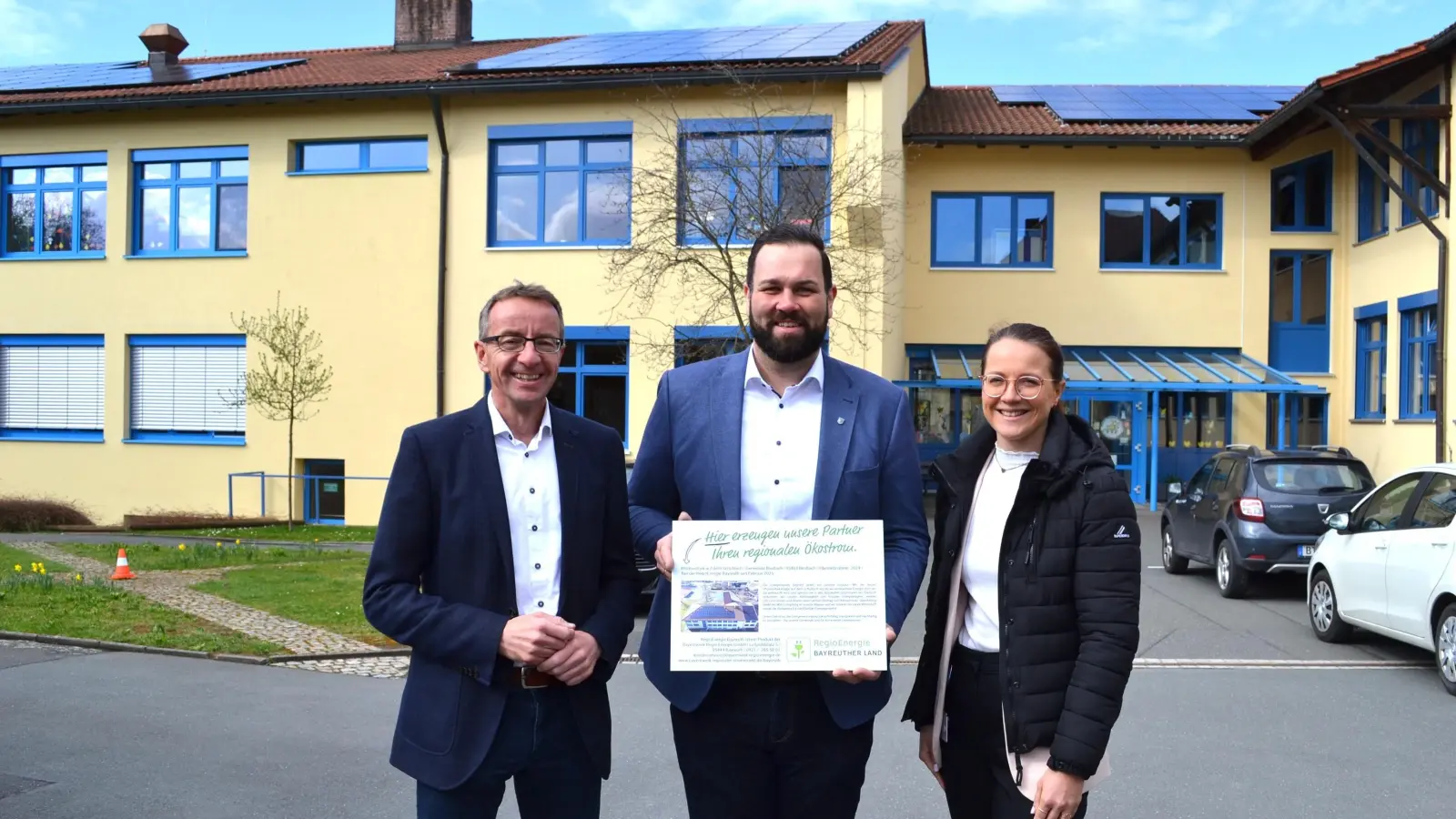 Über die Photovoltaikanlage auf der Schule freuen sich (von links) Thomas Oppelt vom Bayernwerk, Bürgermeister Christian Brunner und Bayernwerk-Mitarbeiterin Christina Barchmann. (Foto: uf)