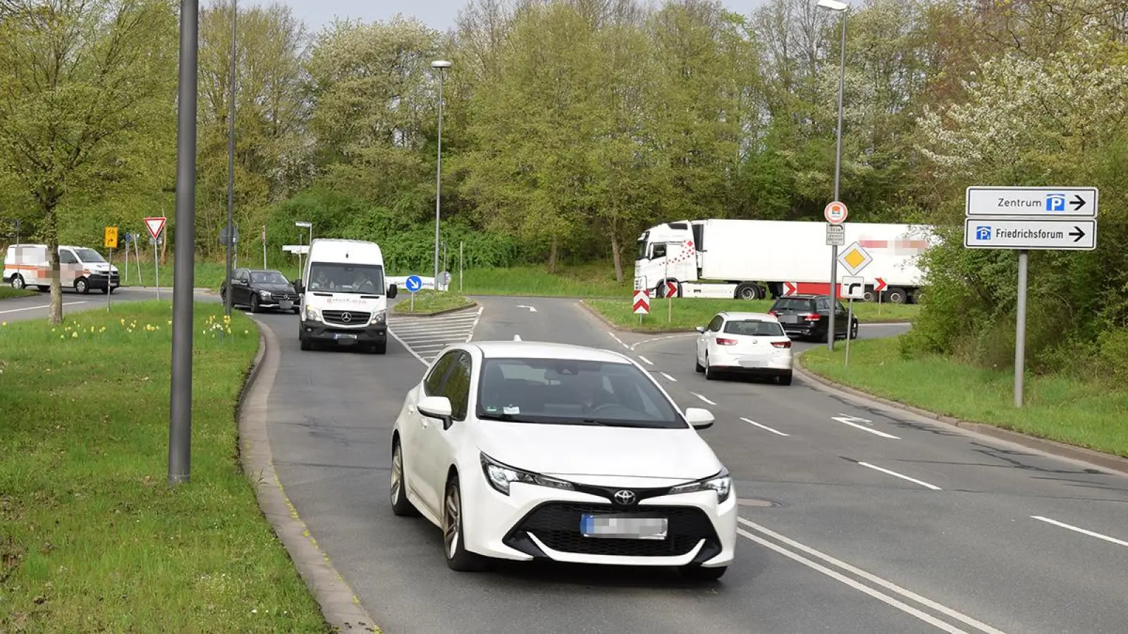 Die Kreuzung Dr.-Konrad-Pöhner-Straße und Universitätsstraße von der Autobahn Bayreuth-Süd in Richtung Universität fahrend. (Foto: Lenkeit)