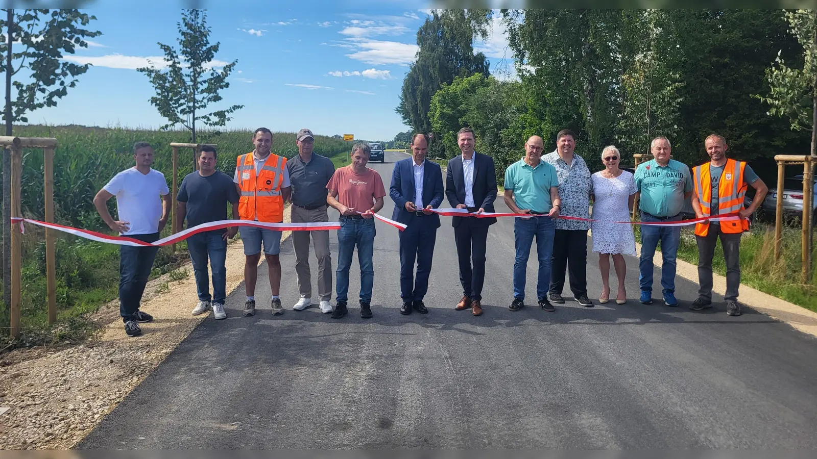 Landrat Florian Wiedemann, Bürgermeister Hartmut Stern sowie Vertreter aus Kreispolitik und Landratsamt haben die Kreisstraße BT 39 offiziell für den Verkehr freigegeben. (Foto: Landratsamt Bayreuth )