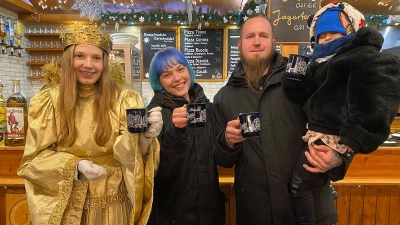 Alkoholfreie, aber heiße Cocktails - auch Christkind Anna Leykauf wärmte sich bei Kevin&#39;s Food Factory erstmal auf.  (Foto: jm)