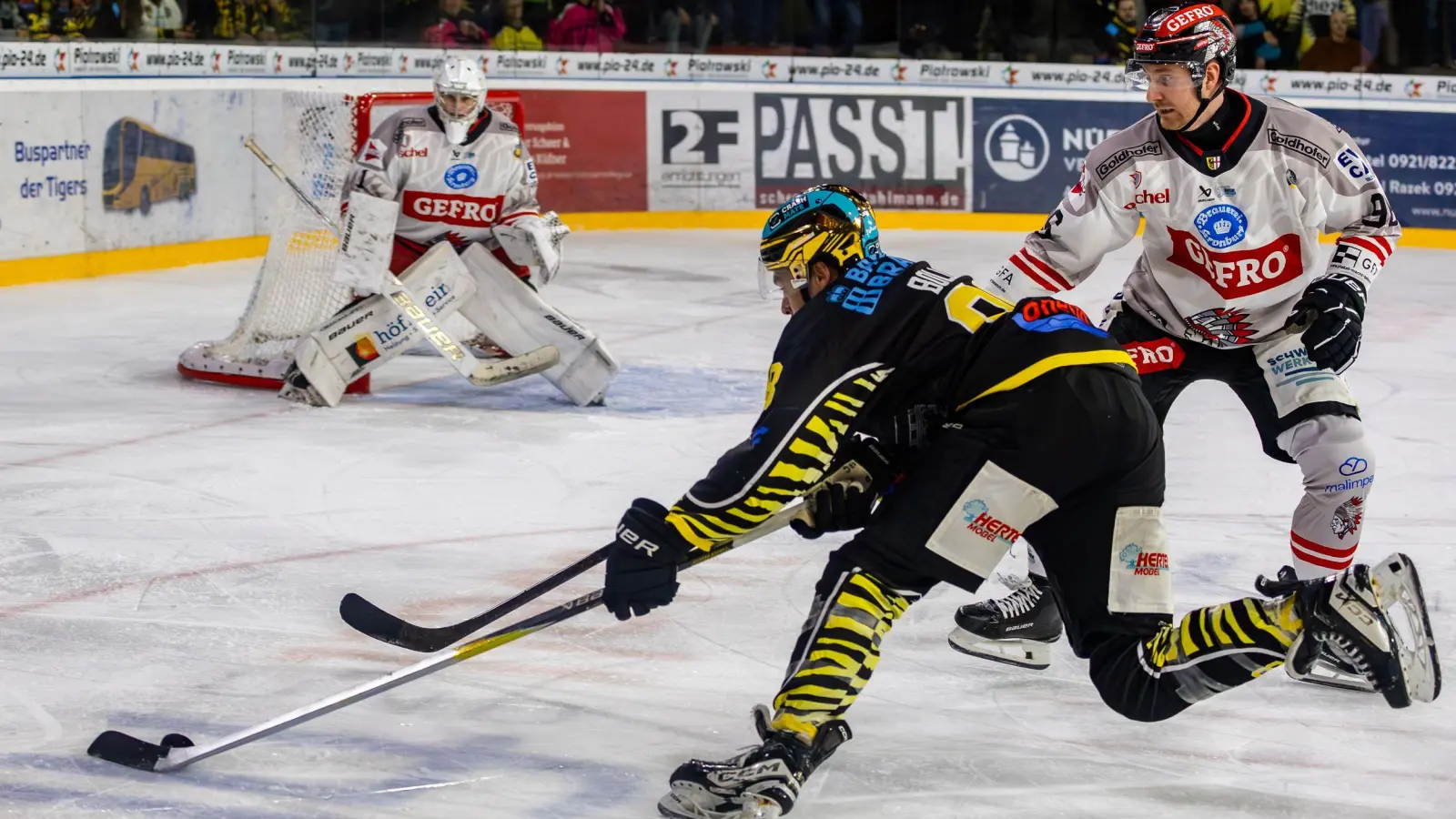 Einen schweren Stand (hier eine Aktion mit Kyle Bollers im ersten Aufeinandertreffen in Bayreuth) hatten die onesto Tigers heute Abend bei den ECDC Memmingen Indians. (Foto: Archiv/Dirk Ellmer)