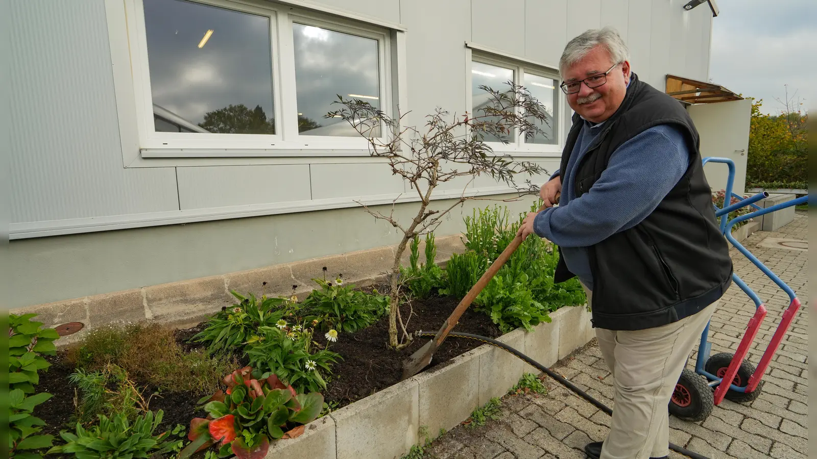 Der Leiter des Stadtgartenamts der Stadt Bayreuth, Robert Pfeifer, verrät im Gartentipp für den Oktober Wissenswertes über den richtigen Zeitpunkt, um Sträucher zu pflanzen. (Foto: Stadt Bayreuth)