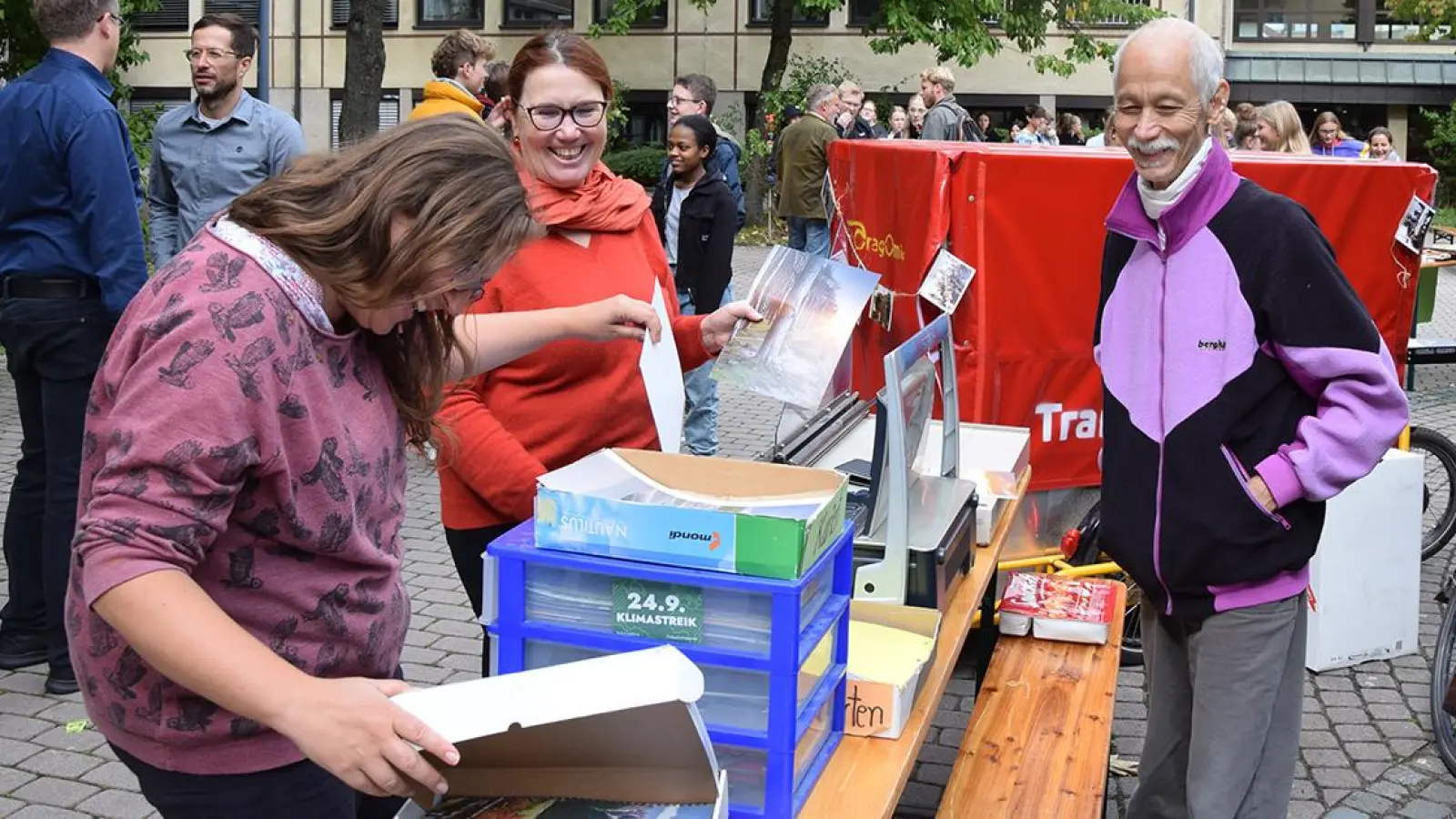 Schauen, kaufen, tauschen: Am RWG fand der Markt der Nachhaltigkeit statt. (Foto: red)