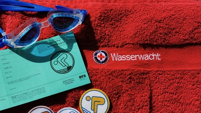 39 Schwimm- und Sportabzeichen wurden von der Wasserwacht am „Tag des Abzeichens“ im Bayreuther Kreuzsteinbad vergeben (Foto: Karin Diehl / Wasserwacht Bayreuth.)
