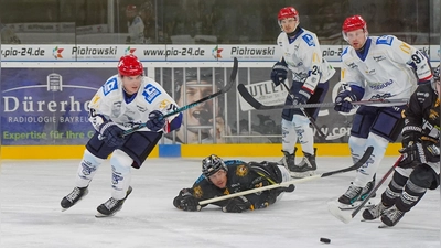 Eine bildliche Bauchlandung gab es für den EHC Bayreuth mit der 2:10-Niederlage bei den Schweinfurt Mighty Dogs (im Bild eine Szene aus dem Hinspiel vor neun Tagen in Bayreuth). (Foto: sd)