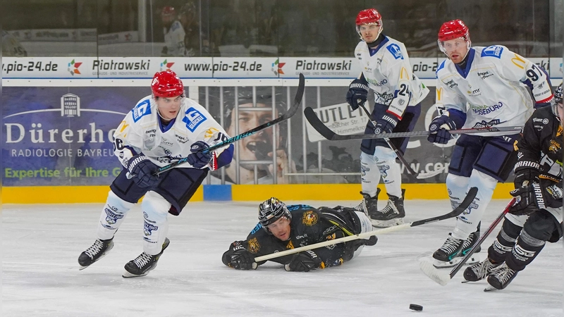 Eine bildliche Bauchlandung gab es für den EHC Bayreuth mit der 2:10-Niederlage bei den Schweinfurt Mighty Dogs (im Bild eine Szene aus dem Hinspiel vor neun Tagen in Bayreuth). (Foto: sd)