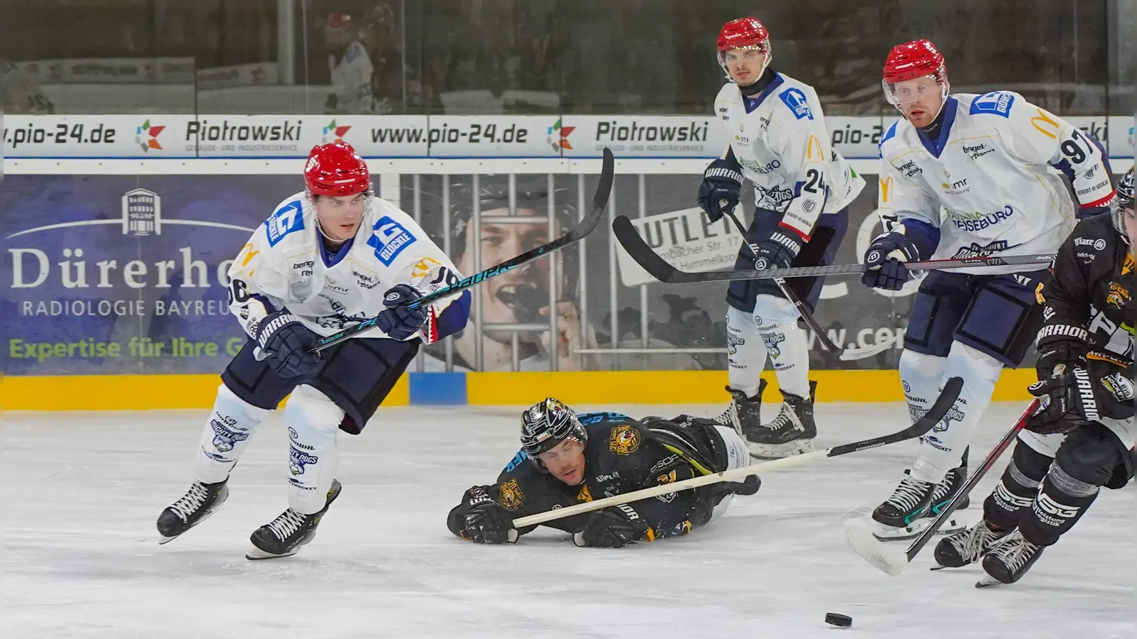 Eine bildliche Bauchlandung gab es für den EHC Bayreuth mit der 2:10-Niederlage bei den Schweinfurt Mighty Dogs (im Bild eine Szene aus dem Hinspiel vor neun Tagen in Bayreuth). (Foto: sd)