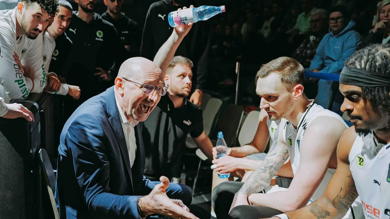 Head Coach Mladen Drijencic beim letzten Heimspiel gegen Trier: Gesprächsbedarf mit den Spielern. Gegen Dresden geht es auch um den Stolz. (Foto: Ochsenfoto.de)