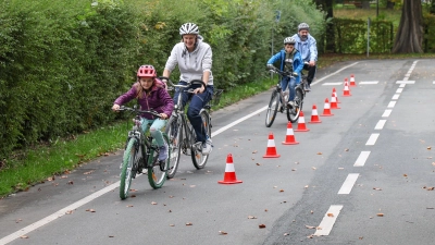 Gemeinsam mit einem Elternteil übten die jungen Teilnehmerinnen und Teilnehmer auf dem Gelände der Jugendverkehrsschule das richtige Radfahren. (Foto: sd)
