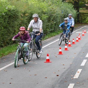 Gemeinsam mit einem Elternteil übten die jungen Teilnehmerinnen und Teilnehmer auf dem Gelände der Jugendverkehrsschule das richtige Radfahren. (Foto: sd)