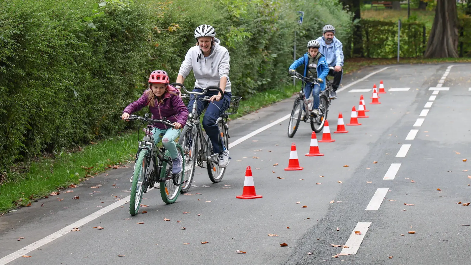 Gemeinsam mit einem Elternteil übten die jungen Teilnehmerinnen und Teilnehmer auf dem Gelände der Jugendverkehrsschule das richtige Radfahren. (Foto: sd)