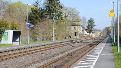 Der Bahnhof in Creußen: Schüler sollen nicht mehr unter den gesenkten Schranken durchlaufen müssen. (Foto: Preiss)