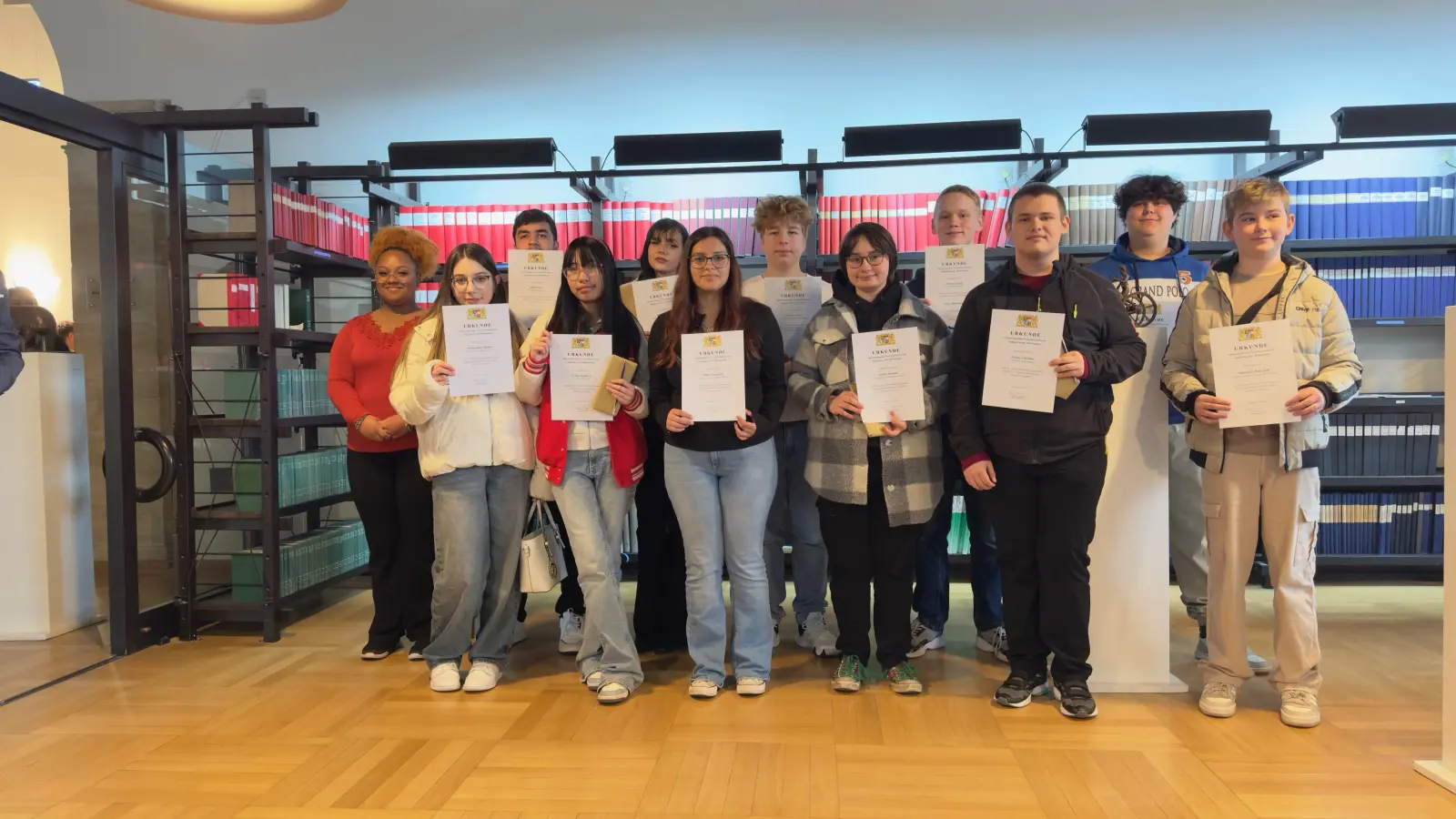 Das sind die Sieger und Siegerinnen des Vorlesewettbewerbs in Englisch 2024 bei der Regierung von Oberfranken.  (Foto: red )